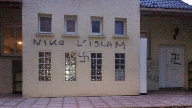 Ozoir-La-Ferriere mosque graffiti