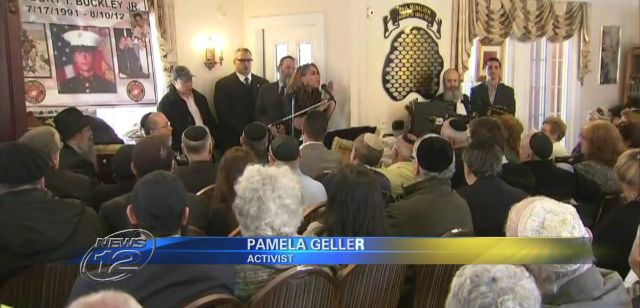 Geller speaking at Chabad of Great Neck