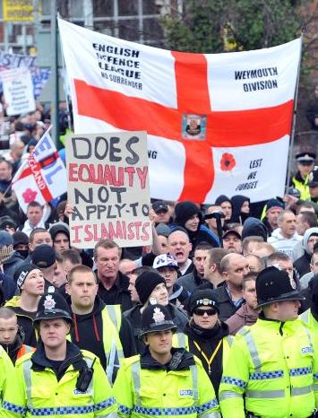 EDL Hyde protest(2)