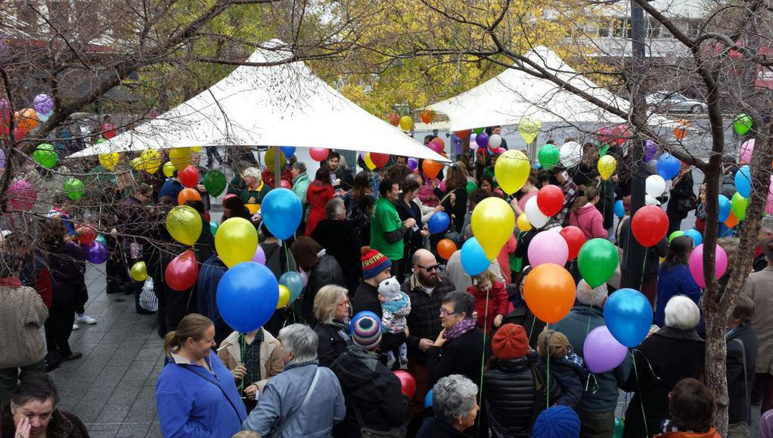 Bendigo rainbow balloon demonstation (1)