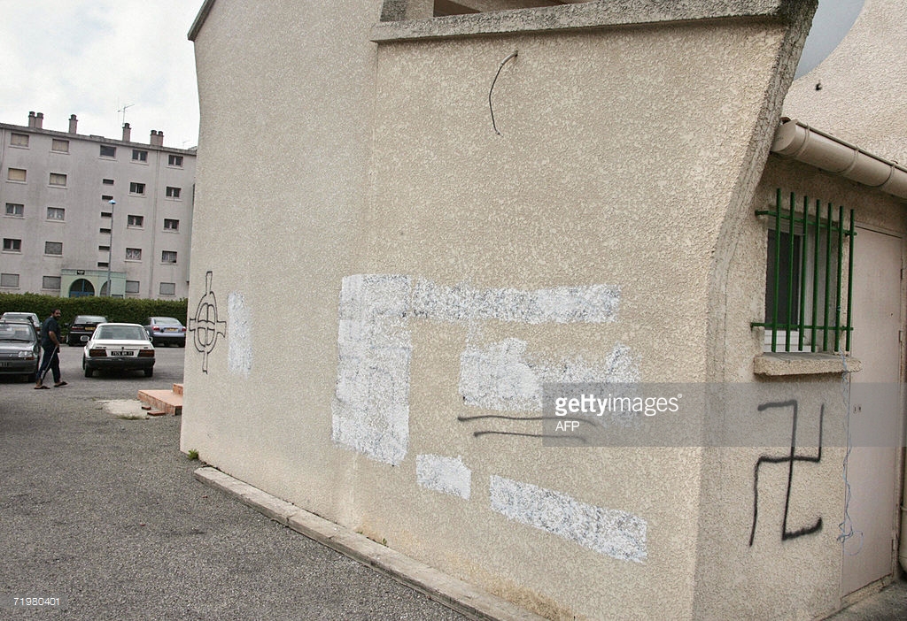 Carcassonne mosque graffiti