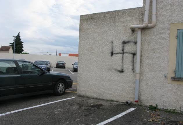 Carpentras mosque graffiti