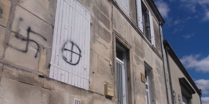 Cognac mosque fascist graffiti