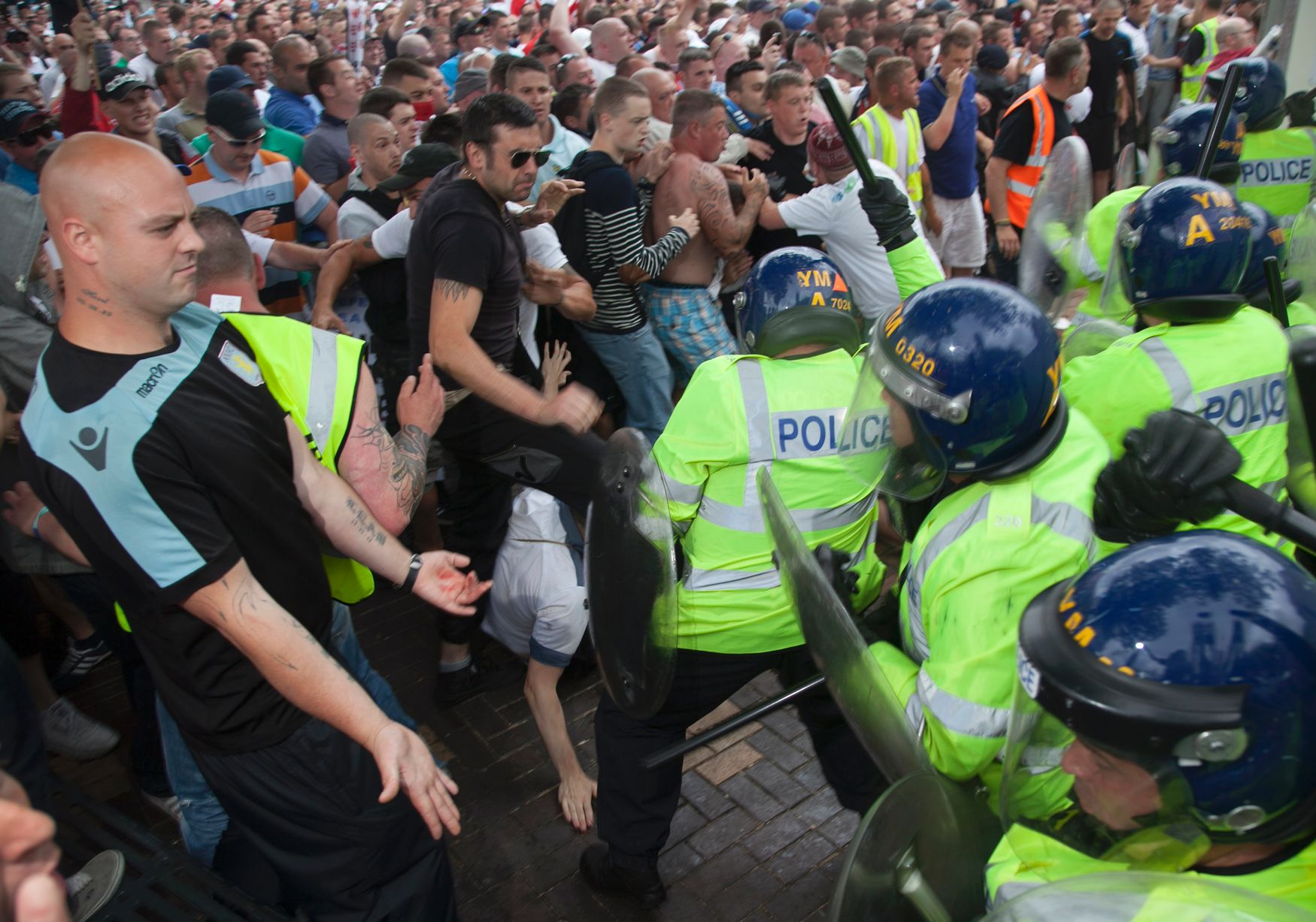 EDL clash with police in Birmingham (2)