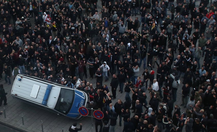 Hooligan-Demo gegen Salafisten