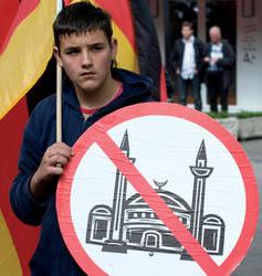 Koln anti-mosque protestor2