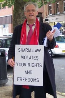 Magnus Nielsen with anti-sharia placard (2)