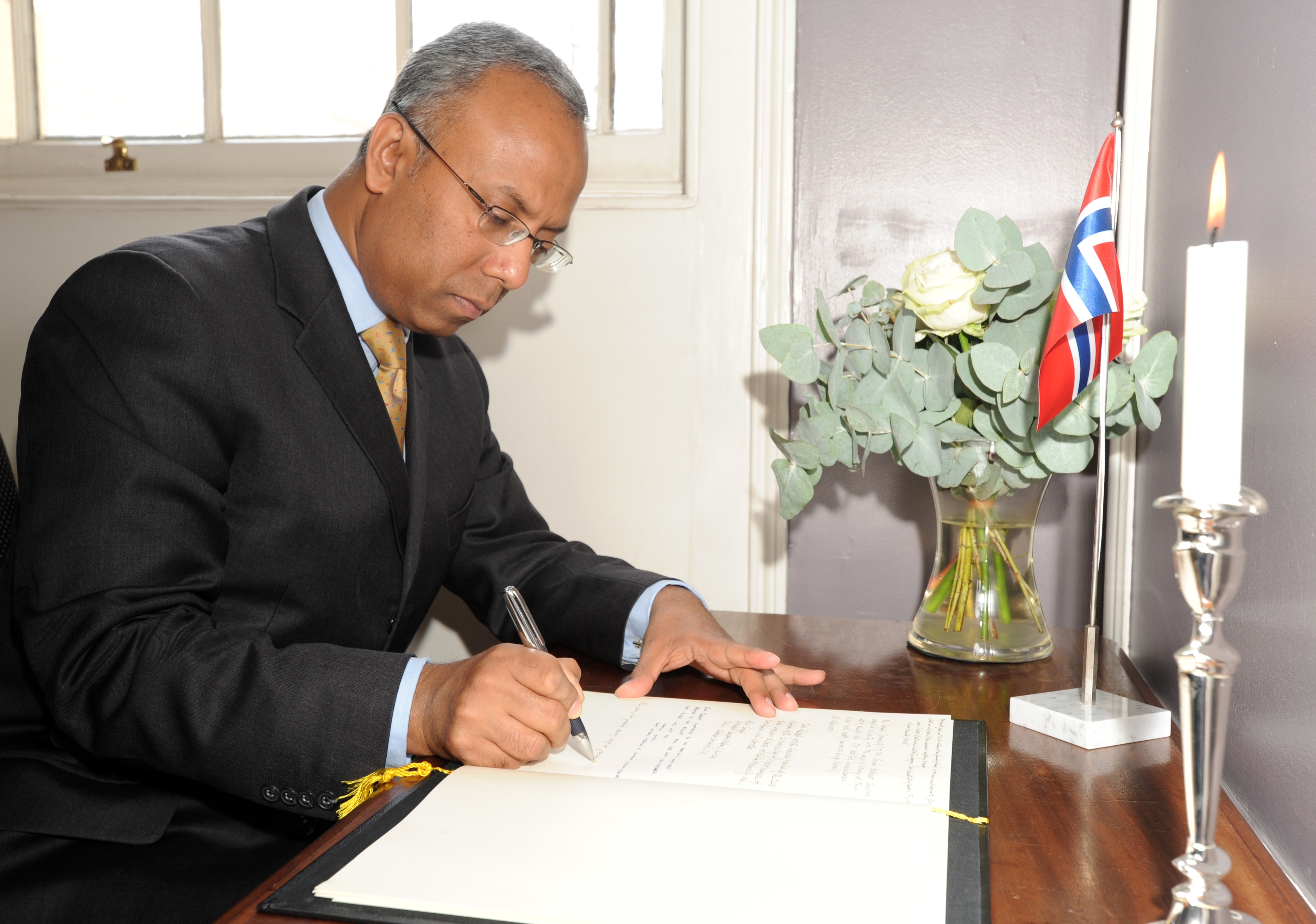 Mayor_Rahman_signs_book_of_condolences_at_Norwegian_Embassy