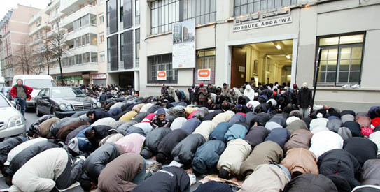 muslim of France pray on the streets of