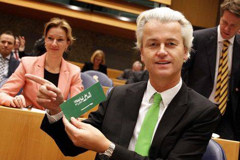 Wilders with anti-Islam sticker (2)